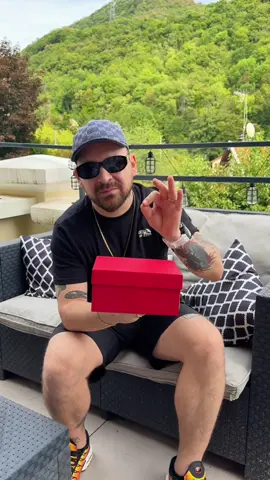 Unboxing de la montre @MAISON SONGUR, modèle disponible à l’achat en cliquant sur le panier orange en bas à gauche de la vidéo #montre #watch #luxe #maisonsongur #bonplan 