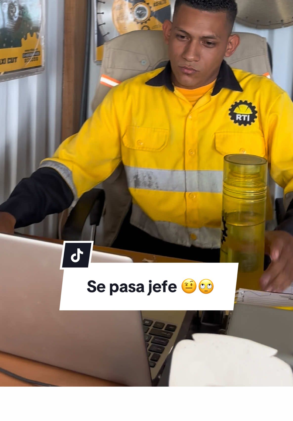 A veces se pasa mi jefe 🤧#jefe #humor #comedia #horadesalida 
