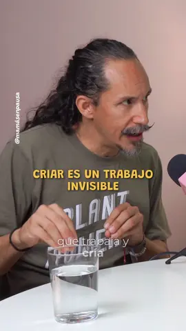 Cuántas mujeres trabajamos con remuneración económicamente y llegamos a casa a seguir trabajando. ❤️‍🩹  Encuentra el episodio completo como “¿Por qué la carga mental de mamá y papá no es la misma?” 🎙️ @analore.co y @antonio.franyuti . #crianza #crianzareal #maternidad #paternidad  #podcast #podcaster