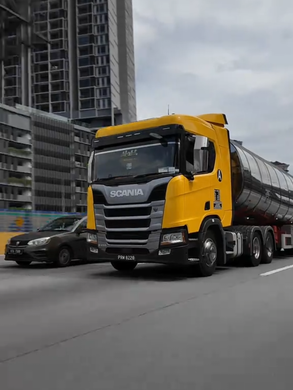 Replying to @adaakukisah313 sangat bersih Scania ini!🔥😍 #pilotdarat #semitruck #trucker #lori #truck @DJI Official @DJI Osmo @pixelsdistribution 