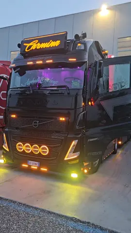 #roadrunner #volvotruck #volvoitalia #hollandstyle🇳🇱😍👌 #venerdiseraontheroad 