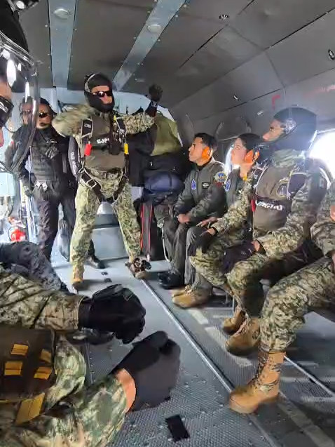 🪂🇲🇽 Valor en cada salto, honor en cada misión.🔥💂‍♂️ ¡Siempre listos, siempre firmes! #EjércitoMexicano #Paracaidistas #HonorYPatria