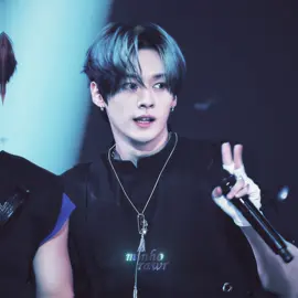 isn’t he getting out of hand cuz what about my sanity. . . . #leeknow #straykids #kpopedit #explore #fypシ゚ 