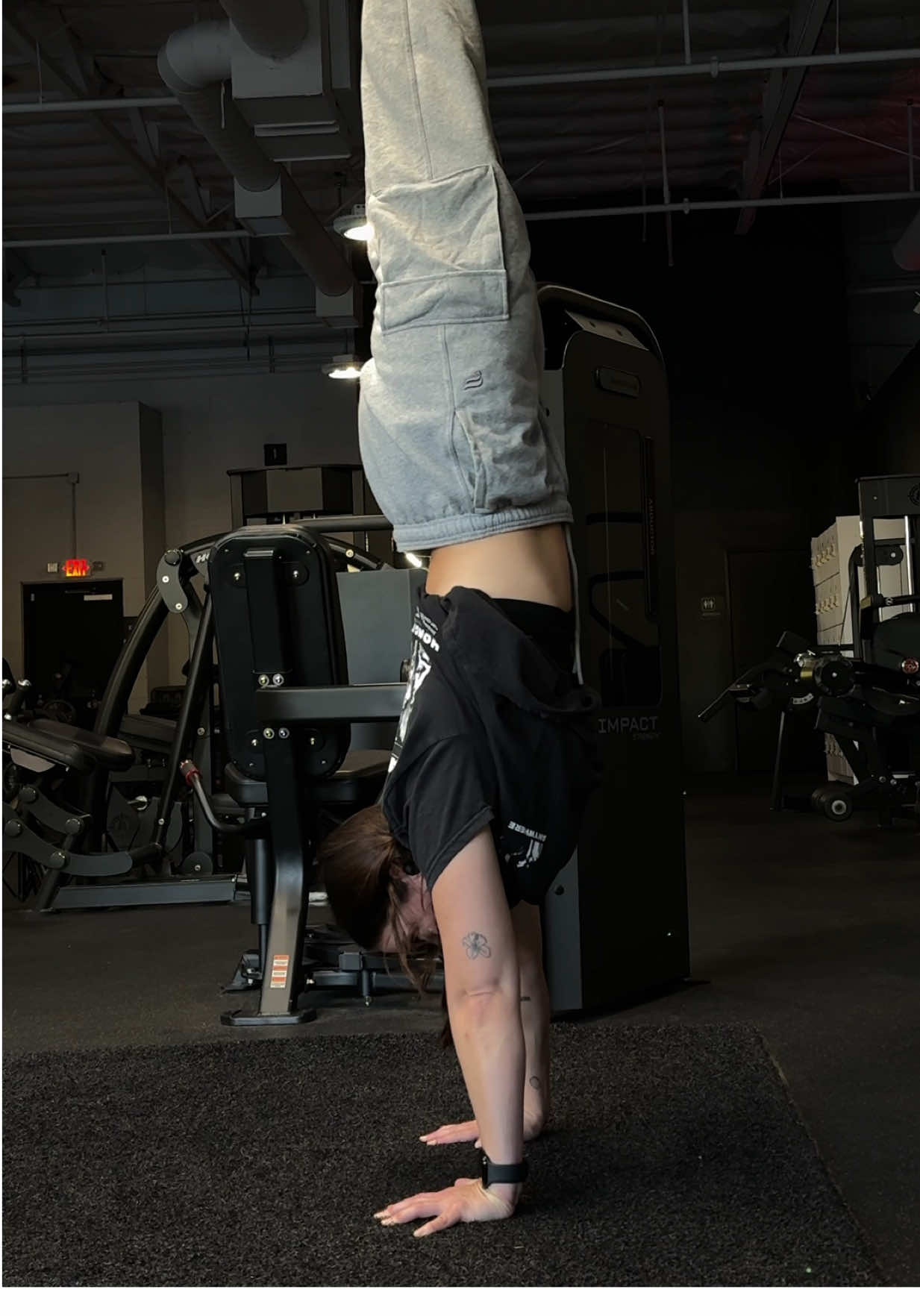 handstand practice is my favorite practice. if I could I would practice hours on end but I would destroy my body lmao so I will have to be patient but consistent 😤🫶 #calisthenics #handstandpractice #handstandtraining #handbalance #fypシ 