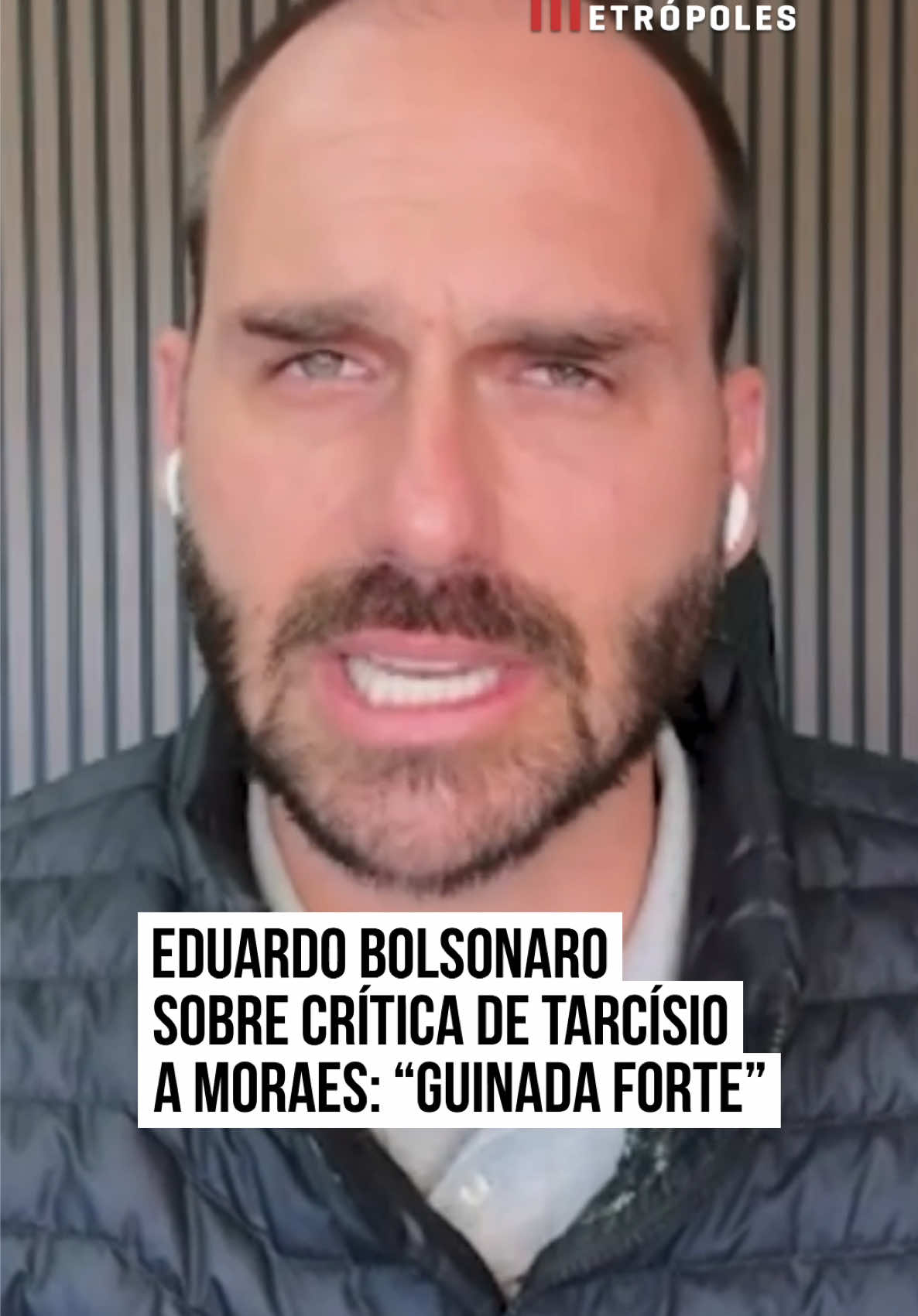 Após o #STF condenar o ex-presidente Jair #Bolsonaro (PL) à prisão por golpe de Estado, o deputado licenciado #EduardoBolsonaro (PL) declarou à coluna Paulo Cappelli que as críticas de Tarcísio de Freitas ao ministro Alexandre de #Moraes são uma “guinada forte” e que a articulação do governador pela #anistia é um movimento tardio, mas relevante. “Fico feliz com a postura dele, em que pese tenha sido uma guinada um tanto quanto forte [dizer que Moraes age com ‘tirania’]. Acho que agora a gente tem que ficar em observação para ver se isso aí será mantido. Mas eu acho que todo esse discurso, seja com intenção eleitoral ou não, é secundário neste momento. Devemos concentrar nossos esforços para a anistia. Até até onde eu sei, sim, o governador Tarcísio tem trabalhado ativamente a favor da anistia. Antes tarde do que nunca. Eu acho que se tivéssemos esse apoio do governador de São Paulo, muita coisa poderia ter andado andar mais rápido.” “Fico feliz que o governador Tarcísio realmente esteja trabalhando nesse sentido. E as motivações tem que perguntar a ele. E, no mais, tanto ele quanto eu dissemos publicamente que o nosso candidato à Presidência é Jair Messias Bolsonaro, que nós acreditamos na anistia e que isso abrirá caminho para a candidatura de Bolsonaro.” No 7 de setembro, Tarcísio acusou o ministro Alexandre de Moraes de agir como “ditador” e “tirano” no processo contra o ex-presidente. Com a inelegibilidade de Jair Bolsonaro, o governador desponta como um dos favoritos a assumir o espólio eleitoral do ex-presidente para a candidatura à Presidência da República em 2026.  🎥 Metrópoles