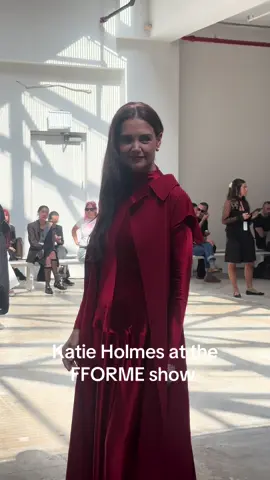#KatieHolmes makes an appearance in red at the FFORME #NYFW show. 