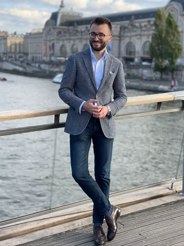 What’s up people ? Today I am wearing a very casual outfit. This is my go to outfit for the weekend for example. Sometimes it’s best to keep it simple: shirt, jacket, jeans and a pair of trusted brown oxford shoes. Try it with confidence ✌️👔#styleinspo #casualstyle #casualoutfits #outfitsinspo #mensweardaily 