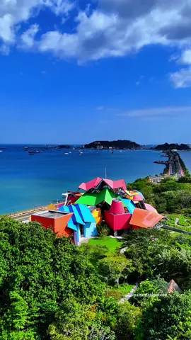 Una joya arquitectónica sobre la costa de Amador 🌊✨. El Biomuseo de Panamá, diseñado por el reconocido arquitecto Frank Gehry, combina formas audaces y colores vibrantes que reflejan la biodiversidad del país. Cada ángulo de su estructura es una obra de arte que transforma el espacio y celebra la riqueza natural de Panamá.  #Biomuseo #ArquitecturaPanamá  #Frankgehry #diseñoÚnico #arquitectura 