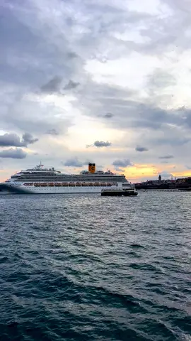 Hiç gerek yok daha fazlasına Zamanı tutmaya, fezaya uçmaya Geride kaldılar (geride kaldılar), geride kaldı o günler Sen varken taptığım kasvetli şehirler. #istanbul #yürüyenadam🐬 #istanbulturkey #kesfetedüş #öneçıkar 