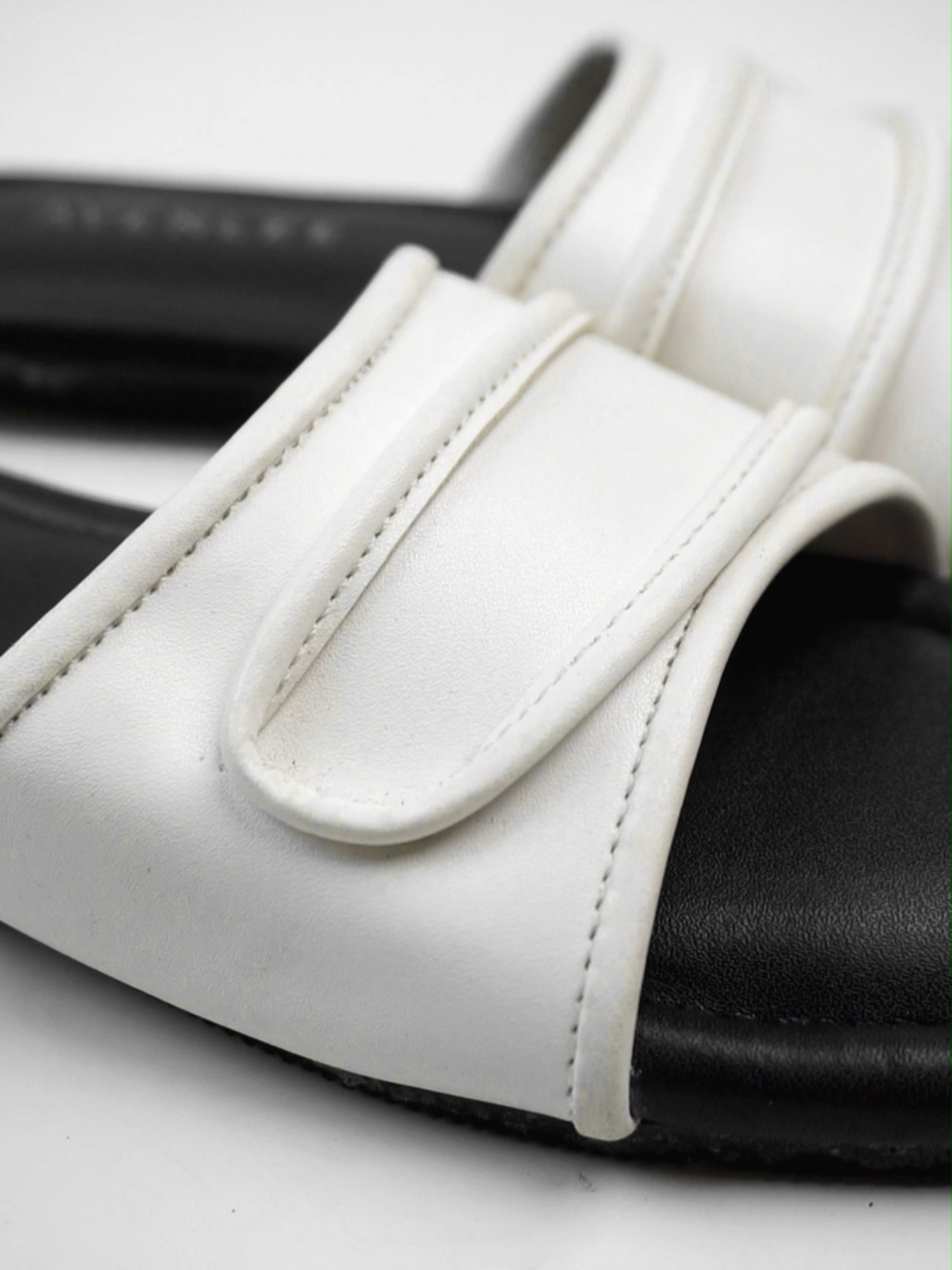 Sandal flat wanita avenlee Rein #gajiansale #inspirasioutfit #flatshoes #sandalempuk #sandalflatwanita