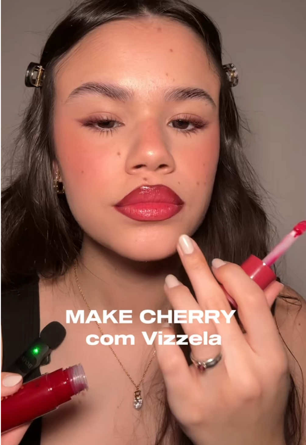 amigas acho que eu arrasei heinnn 🍒 uma make cherry/red mocha era tudo que eu precisava!!! @Vizzela Cosméticos @la@Las Clothing BR #maquiagemtiktok #TikTokBeauty #cherrymakeup #redmocha #blushredmocha 