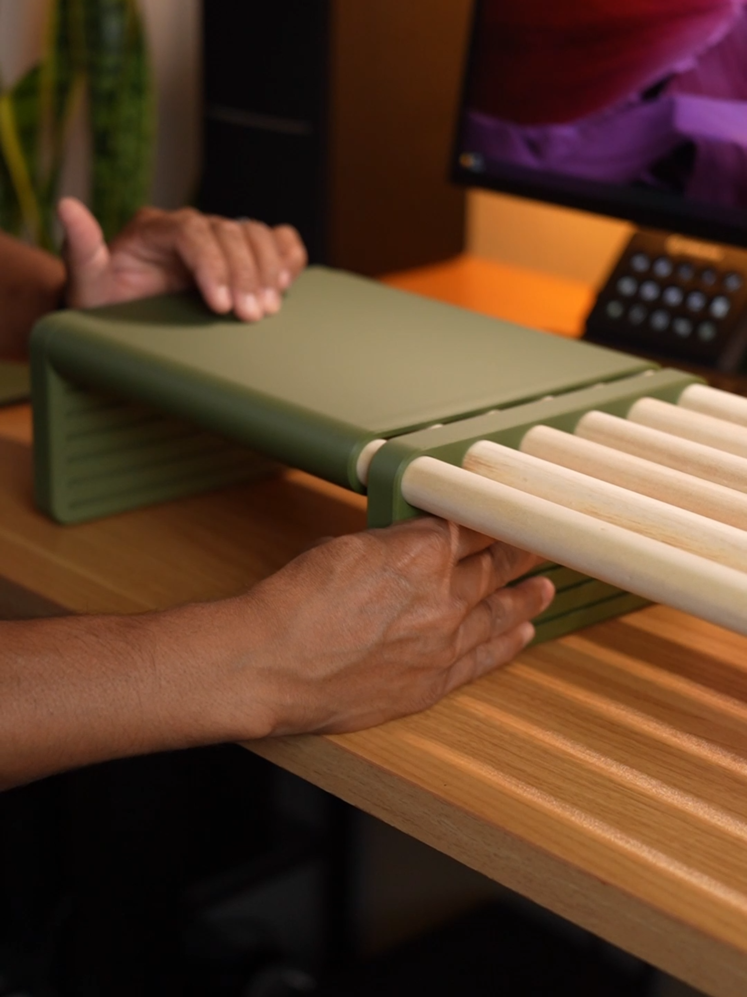 My wife asked for a green version of the modular desk shelf - lets assemble! 💚 Let me know what you guys think about this forest green version. 🌲 #3DPrinting #DeskSetup #Workspace