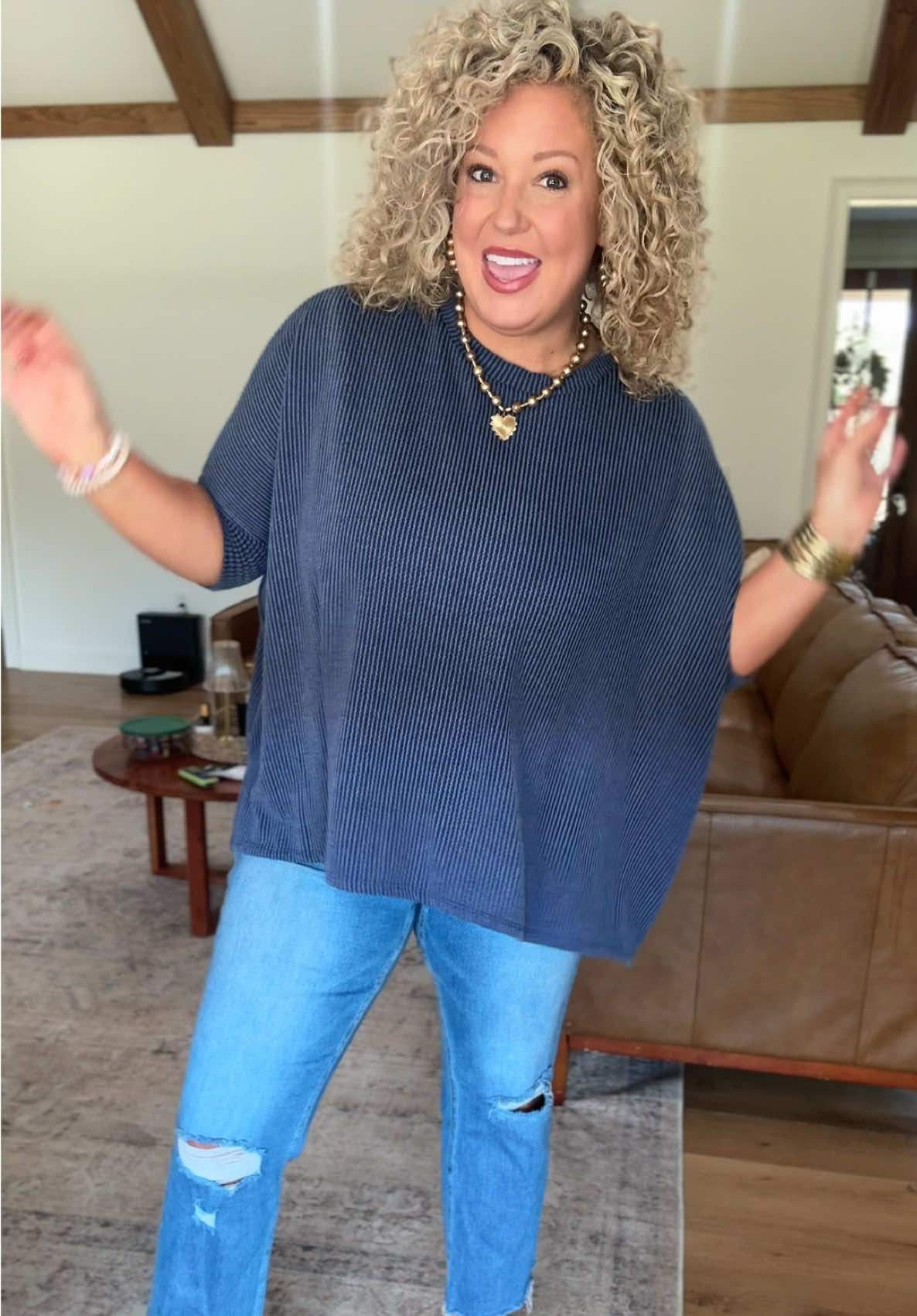 My favorite oversized shirts! When I tell you I reach for these over a tshirt, I mean it! They are that good! And cheaper than a tshirt, only $22 🙌 @Discount Divas Boutique #oversizedshirt #midsize #boutique 
