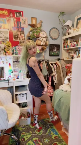 Me trying to show my hair length 