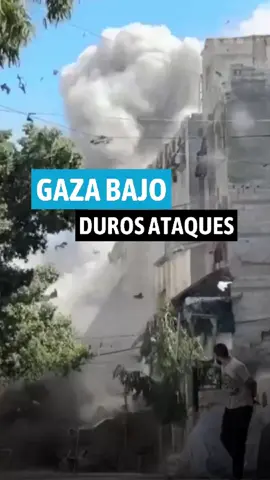 El horror en Gaza no se detiene. El Ejército israelí bombardeó edificios de un campamento de refugiados en Al Shati, donde miles de desplazados intentaban sobrevivir en tiendas improvisadas. La ofensiva también alcanzó barrios enteros, panaderías, centros de salud y almacenes. Este jueves, 46 personas perdieron la vida en la Franja, 32 de ellas solo en la capital. La ONU y organizaciones internacionales denuncian que la campaña militar de Israel constituye un genocidio. En menos de un año, más de 64.000 gazatíes han muerto, incluidos más de 18.000 niños. Imágenes: EFE