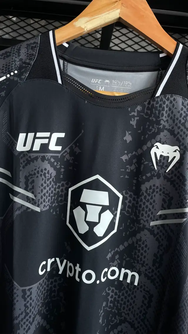 UFC Adrenaline by Venum Authentic Fight Night Men's Walkout Jersey - Black Esta camiseta de manga corta para hombre forma parte de una de las  últimas colecciónes de alto octanaje de Venum y el UFC. Usado por atletas de UFC en competencia, . Talla disponible : M Envios a todo el Perú 🇵🇪 🚚 Producto 100% original 🇺🇸✈️ #RoutedStore #mma #UFC #ufcxvenum #Venum      