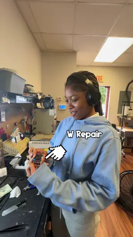 She fixed an Apple Watch to get 1 more follower! #sp7fam #applewatch #iphonerepair making my daughter fix an Apple Watch to get more followers. 