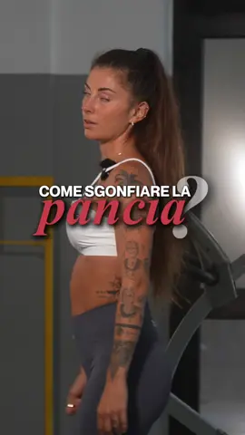 🤔 Pancia gonfia? La soluzione non è sempre allenarsi di più… ma allenarsi meglio. L’esercizio che non può mai mancare nella tua routine è il vacuum addominale.  Perché è così importante? - Allena la tua “cintura naturale” - Migliora la postura - Protegge la schiena - Aiuta a sgonfiare la pancia Nel video ti mostro come farlo in 3 step semplici e veloci. 📌 Salvalo e inizia oggi:  3 serie bastano per fare la differenza. #chiarafazzini #vacuum #panciapiatta 