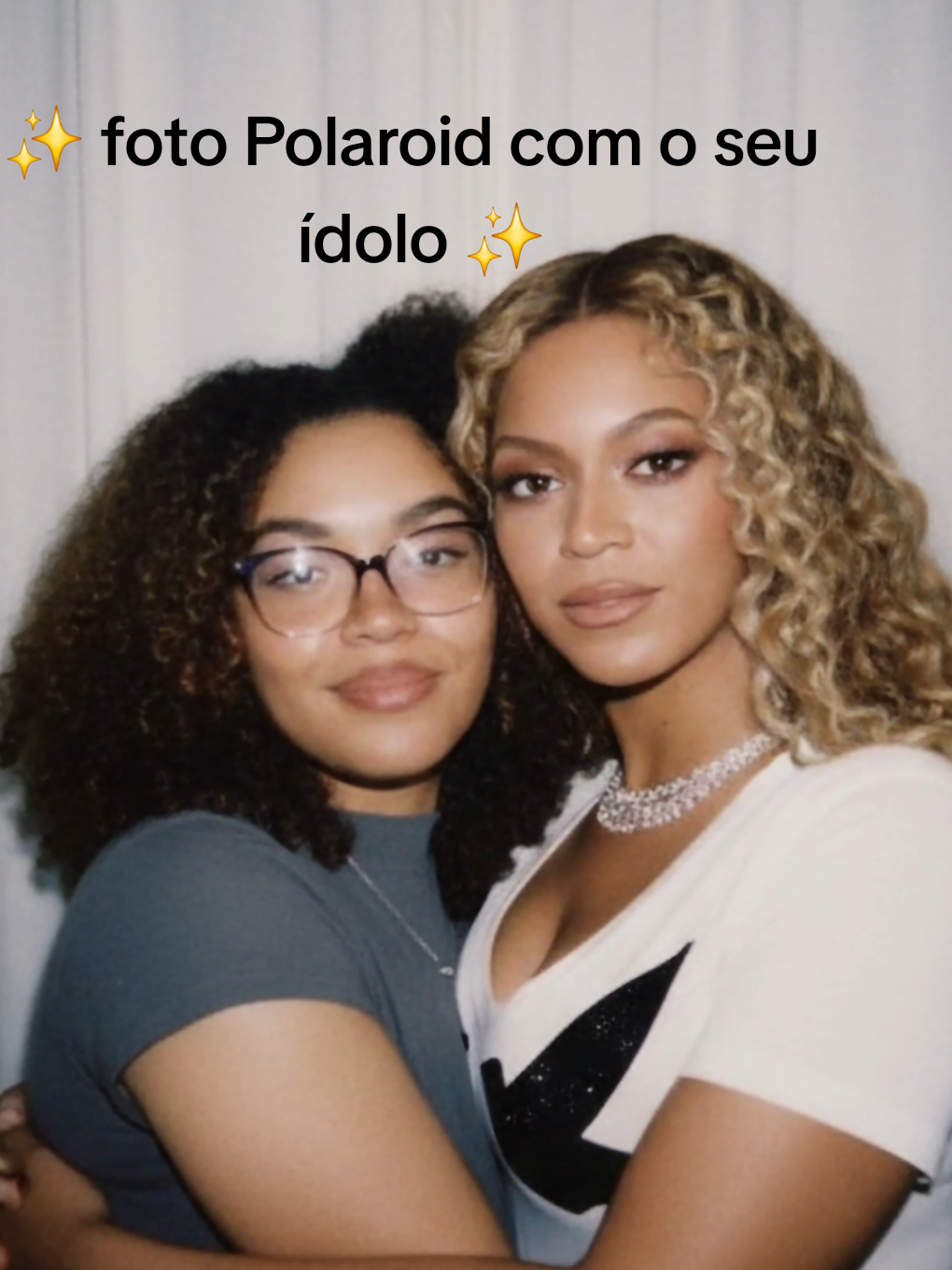 Respondendo a @unicornzblack_ Como fazer a foto com o seu Ídolo? 🌟 #beyonce #beyoncé #polaroid #gemini #ia  TEXTO:  Crea una imagen tomada con una cámara Polaroid. La foto debe parecer una foto normal, sin un sujeto o propiedad clara. La foto debe tener un ligero efecto de desenfoque y una fuente de luz consistente, como un flash de una habitación obscura, dispersa por toda la foto. No cambies las caras ni la sonrisas y que salgan abranzandose. Cambia el fondo detrás de las dos personas por una cortina blanca.