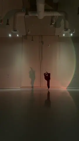 me and my shadow🥹 #dance #contemporarydance #ballet 