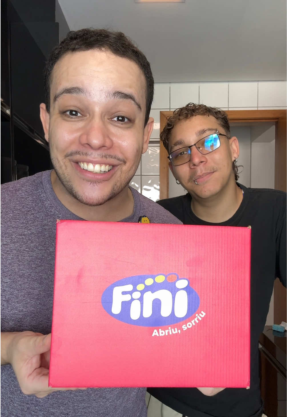 Abrindo a caixa misteriosa da fini @Gabriel Silva @Fini Brasil #fini #finitubes #finiazedissimo #caixamisteriosa