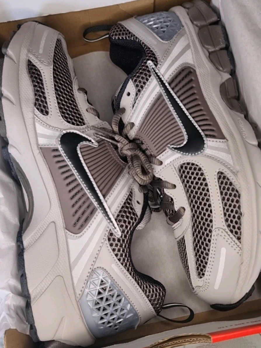 How beautiful is the Nike Vomero 5 in Cave Stone? Perfect for Autumn 🍂🤎✨️ #nikevomero5  #cavestone  #niketrainers 