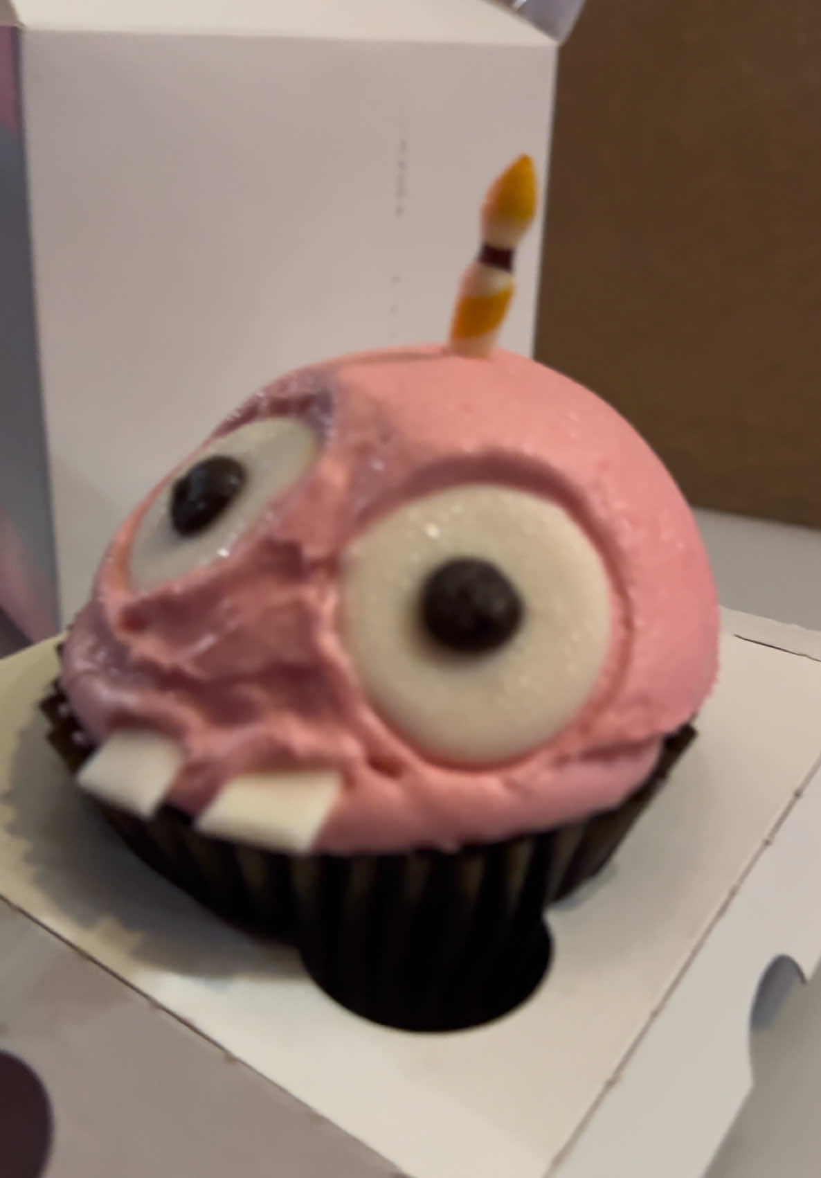 After trials and tribulations I finally got to try the #fivenightsatfreddys Cupcake 🥲🩷  #halloweenhorrornights #hhn #hhnhollywood #fnaf #fnafcupcake 