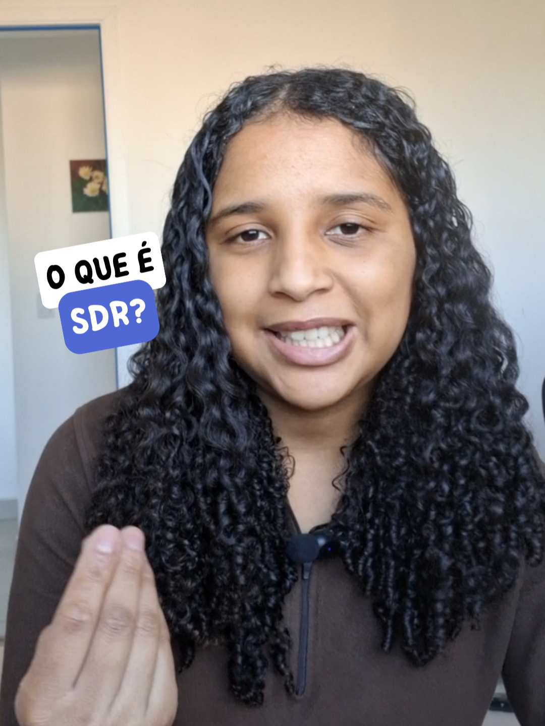 🚨 Muita gente vê a sigla SDR em vagas e não sabe do que se trata. Esse cargo, de Sales Development Representative, é um dos mais estratégicos para quem quer começar em vendas e até migrar para a área de tecnologia. O SDR não fecha negócios diretamente: ele identifica oportunidades, faz os primeiros contatos, entende se aquele potencial cliente realmente tem perfil e só depois passa o lead para o time de vendas. É como se fosse o filtro que garante que os vendedores foquem em clientes qualificados. Por isso, além de ser super procurado, o cargo de SDR é uma das melhores portas de entrada para crescer na área comercial e se desenvolver em empresas de tecnologia. #areacomercial #prevenda #vendedor #trabalhoremoto #vagasdeemprego #mercadodetrabalho