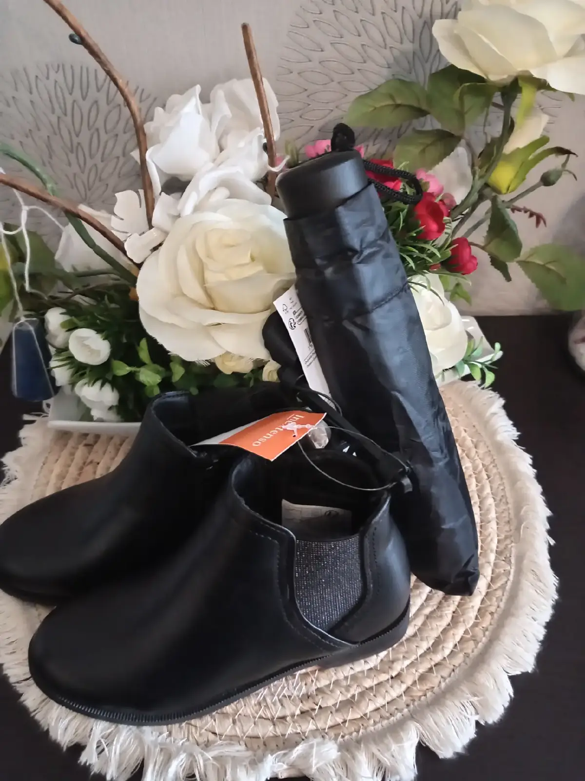 Haul Babou : - 2 jouets :  4 minis poupées enfants et lynna girl ( cheval) Auchan: - Boutines noir fille, taille 29 - Petit parapluie noir 