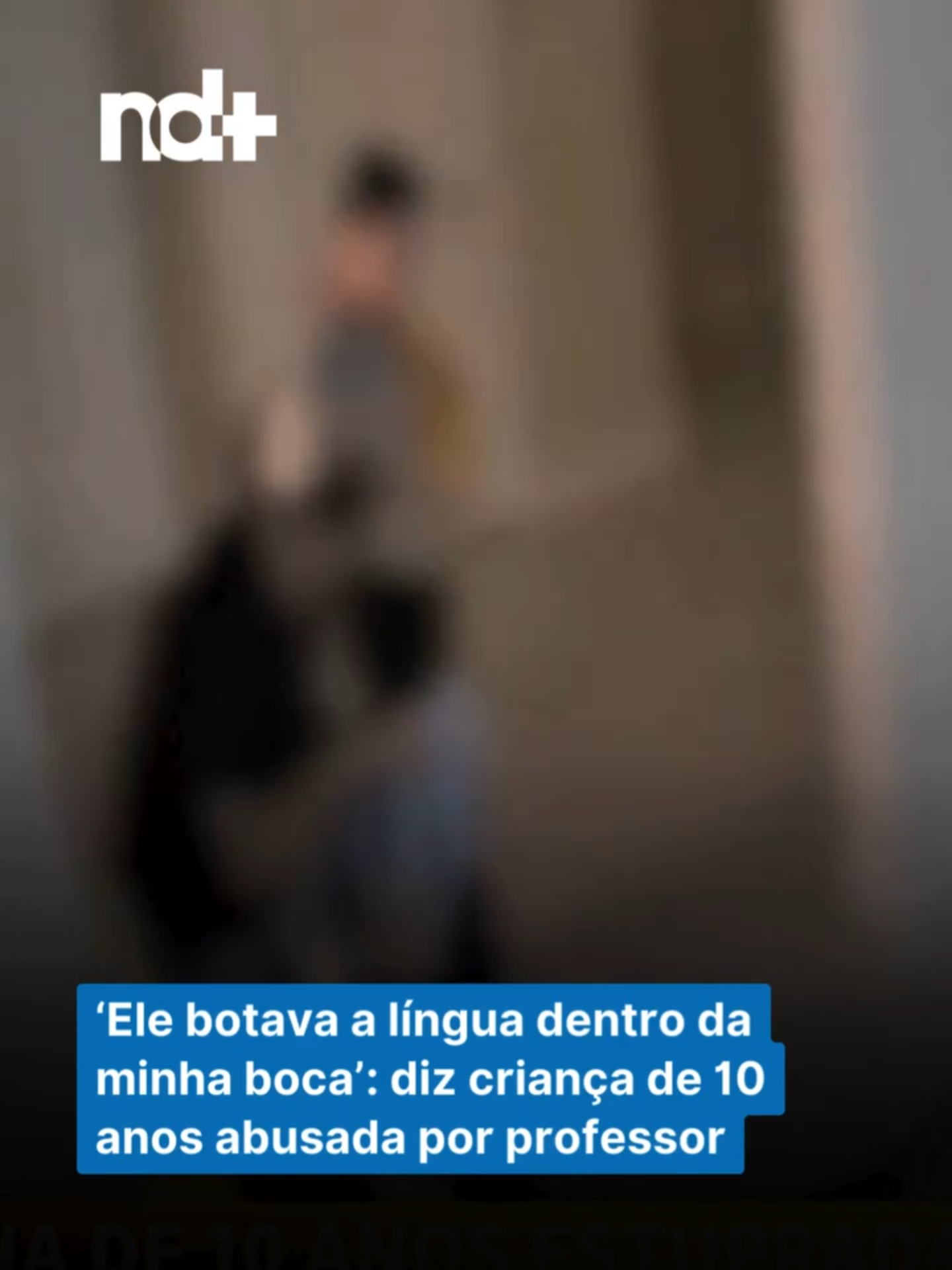 Um ex-professor de educação física, de 60 anos, foi preso por abusar sexualmente de uma menina de 10 anos, em São José, na Grande Florianópolis, na quarta-feira (10). O crime foi registrado por câmeras de segurança instaladas há menos de um mês no condomínio em que a vítima e o agressor moravam. Nas imagens, ele aparece beijando a menina na boca e a acariciando, depois entra em um banheiro e passa um minuto e meio com a vítima lá dentro. O caso aconteceu em um condomínio de classe média em São José, na Grande Florianópolis, e foi relatado pela criança imediatamente após o abuso acontecer. A menina pediu um pão no salão de festas onde moradores faziam um entrevero, e na sequência foi para casa contar aos pais. O homem não sabia da existência das câmeras de segurança e por isso acreditava que não haveria provas. Após negar inicialmente, ele foi levado para audiência de custódia nesta quinta-feira (11) e a prisão foi decretada. #notícias#abuso#crime#policia#flagra