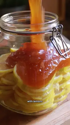 100% my favorite way of storing lemons, all you need is 3 things and 10 minute, and you’ll have the best lemon honey ever, JUST in time for fall  #lemon #honey #costco #storagehacks 