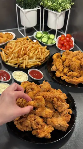 Selam herkese 🥰 Çıtır tavuk Tarifi muhteşem bir tarif deneyin mutlaka derim arkadaşlar 👍🏻 . Malzemeleri  1 kg tavuk gögüsü 2 tane yumurta  1 su bardağı süt 300 ml 1 .5 su bardağı un  1 tane soğanın rendesi 1 yemek kaşığı tuz 1 yemek kaşığı toz kırmızı biber 1 tatlı  kaşığı kekik  1 tatlı kaşığı pul biber 1 cay kaşığı toz sarmısak  1 çay kaşığı karabiber Ve yine içine bulamak için  2 su bardağı un  1 tatlı kaşığı tuz  1 tatlı kaşığı kekik 1 yemek kaşığı toz kırmızı biber Yarım çay kaşığı karabiber Yarım çay kaşığı sarımsak  Tozu Tuz . Yapılışı Öncelikle tavuk göğüsünü doğrayalım video olduğu gibi sonra sosu için tüm malzemeyi katıp karıştıralım ve doğradığımız tavukları içine koyup harmanlayın , yine başka bir kapta unu baharatları karıştırıp hazırlayalım içine sosladığımız tavuklardan koyup iyice bulayıp ısıttığımız sıvıyağda koyup kızartalım Afyetolsun  #çıtırtavuk #tavuk #kfc #leckerrezepte #FoodLover 