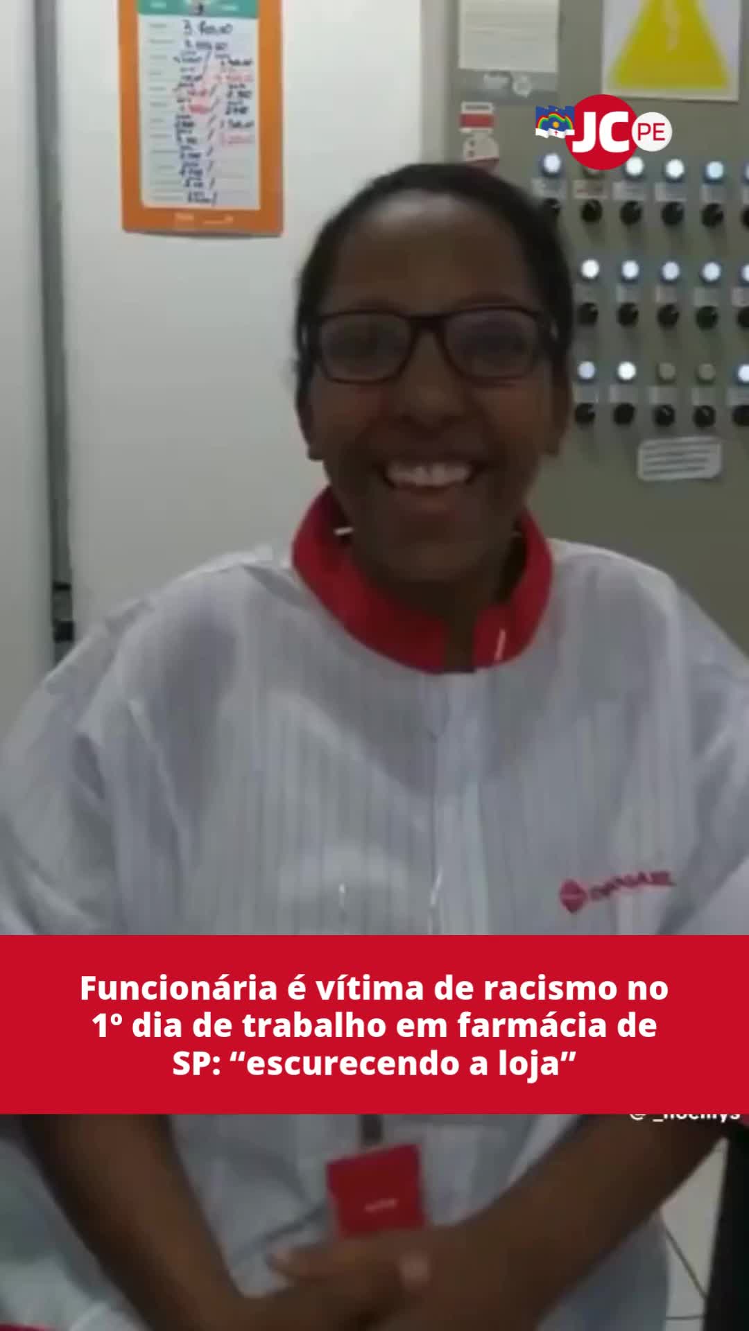 Uma jovem foi vítima de racismo no seu primeiro dia de trabalho em uma unidade da Drogasil, em São Paulo. O caso envolvendo Noemi Oliveira Silva foi registrado em 2018, mas viralizou recentemente após a publicação do vídeo feito na época. A rede de drogarias afirma que lamenta o episódio e reitera compromisso da RD Saúde com o respeito, a diversidade e a inclusão. As imagens foram, inclusive, compartilhadas em grupo de funcionários da rede farmacêutica, prática adotada para apresentar novos funcionários, segundo disse a defesa de Noemi. Precisando trabalhar, a jovem continuou na empresa até 2022, quando foi demitida e entrou com ação. Conforme o Tribunal Regional do Trabalho da 2º Região, no caso em questão, o Regional fixou a indenização por danos morais no valor de R$ 37.258,05. Com correções monetárias, ela recebeu cerca de R$ 52 mil, de acordo com a advogada de defesa Daniela Calvo Alba. O processo chegou ao fim em 2024. Após o período de execução, o pagamento foi feito pela empresa em fevereiro de 2025. As ofensas racistas entram dentro de um processo trabalhista que a jovem moveu, em 2022, contra a rede de drogarias sobre horas extras e intervalo de descanso que não era respeitado, mas ela aceitou, por orientação da defesa, incluir pedido de danos morais em razão do ato de preconceito. Por meio das redes sociais, o Conselho Federal de Farmácia (CFF) disse nesta sexta-feira (12), que repudia com veemência qualquer ato de racismo ou preconceito no ambiente de trabalho farmacêutico. 