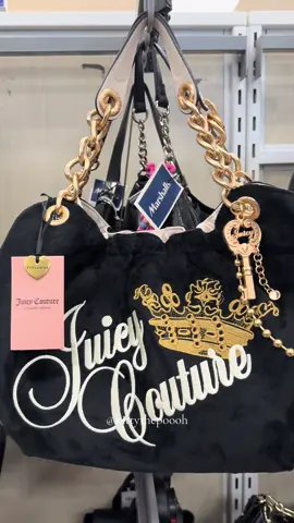 found the new juicy couture “the key to juicy” bag 🖤 it was just there waiting for me 🤭✨ - - - - - - - - - - - - - - - - - - - #juicycoutureshoulderbag #juicycouturethekey #vintagejuicy #marshallsjuicycouture #kittythepoooh  