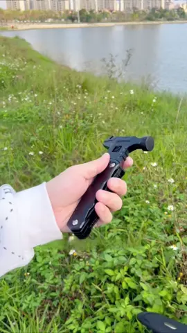 Uma ferramenta que faz tudo em segundos! Compacta e resistente, ela vira martelo, alicate, chave de fenda, faca, serra e abridor. Ideal para consertos rápidos em casa, no carro ou aventuras ao ar livre. #ferramenta #sobrevivencia #martelo #alicate #tiktokshopbrasil 