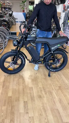 📢 Wil jij de prijs weten? Comment “prijs” hieronder! ⚠️ Tijdelijk extreem laag geprijsd – wees er snel bij! 🚴‍♂️ V8 PRO Fatbike – Kracht, comfort en stijl Dé ideale elektrische Fatbike voor dagelijks gebruik. ✅ Belangrijkste specificaties: • 250W motor (borstelloos) • Enkele 48V 15Ah accu – tot 90 km actieradius • LCD-display met helder scherm • 20x4.0 dikke banden voor elk terrein • Luchtgeveerde voorvork • Hydraulische schijfremmen • Versterkt stalen frame – ca. 41,5 kg • Max. draaggewicht: 120 kg • Verlichting rondom + richtingaanwijzers • Comfortabel zadel + aluminium pedalen • Inclusief oplader (AC-DC 54.6V 2A) 🎁 GRATIS accessoires t.w.v. €213: ✔️ Telefoonhouder (€21,99) ✔️ Alarmsysteem met afstandsbediening (€65,99) ✔️ Pompje (€10,99) ✔️ Gereedschapsset (€39,99) ✔️ Professionele montage (€75,00) 📍 CycleVibe Oude Ebbingestraat 52, Groningen 📞 0616868015 📧 info@cyclevibe.nl #CycleVibe #fatbike #reparatie #groningen #cyclevibe 