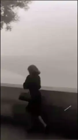 يَ ماشيني  سچچ وضلوعي غربتهن يَ شاتلني  فشل يم عتبة متونك  گطعني الخوف .... وداني وره عيونك ... وره عيونك  يشاربني بسواجيك غفت نهراني وتعدت نحيلة ظن يَ فارشني خريف اشواگ ذبحني فصال غربتهم  وأنه مگابل نياشينك شسولفلك  ندهني بساطك وسكتت تراتيلي صرت روحي وهويت الريح  وانه ادري الماشبگله جناح  لو غره حلاة الطير من عالي ويرد يطيح واخبرك كبرن چفوفي وانه بلا صوت وخانكني النشاز بصوت هاي الناس وعرفت شبيه مابيه وشجاها الناس شسولفلك  كل البلهوة الغربي يخنگ ريتي... !!!