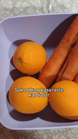 Zašto baš šargarepa i narandža? 🥕🍊 Njihova kombinacija je idelana za zdrav rast i negu kose, kojim ćete se oduševiti već nakon mesec dana. Počeću malo da vam snimam ideje šta da pijete i jedete, a ne samo proizvode. Pričala sam vam već da je veoma važno kakav život vodimo i šta unosimo u sebe. Pa hajde da vam kažem ukratko vezano za ova dva sastojka. Narandža, prebogata vitaminom C koji je ključan za proizvodnju kolagena i proteina koji čine zapravo strukturu kose. Vitamin C ima antioksidativna svojstva koja pomažu u zaštiti folikula kose od različitih oštećenja. Takođe imamo šargarepe koje su izvor beta-karotena koji se u organizmu pretvara u vitamin A. On pomaže u održavanju zdrave kože i vlasišta, što doprinosi zdravlju naše kose. I sigurno se pitate ko tu pomaže brzom rastu kose? Pa odgovor je najviše vitamin A, on takođe stimuliše proizvodnju sebuma, tako da to može pomoći osobama sa suvim vlasištom i ko ima perut. Ovaj sok možete da pijete svaki dan, već za mesec dana ćete videti razliku. Možete ubaciti kašiku meda na primer, ako volite malo slađe. Što se mene tiče, ovo možete i da pojedete, ali meni je ovako lepše. Evo za početak jednog idealnog napitka da podstaknemo rast nove kose i ubrzamo. 🍀 #healthyhair #hairgrowth #lovehair 
