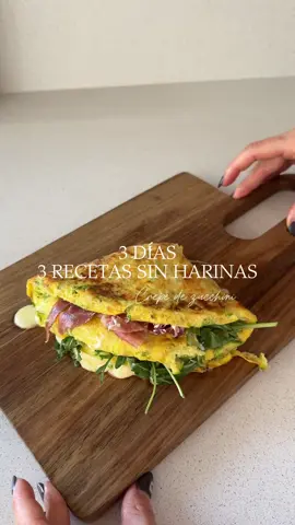 3 días, 3 recetas sin harina - Hoy: crepé de zucchini 😮‍💨 Tienen que probar esta receta súper fácil y rica!  La clave está en que la sartén sea antiadherente, yo uso las de @jovifeloficial que las amo y son hermosas ❤️ Ingredientes  1/2 zucchini rallado  2 huevos   Queso rallado Sal y pimienta  De relleno yo use mozzarella, jamón crudo y rúcula 🫶🏽