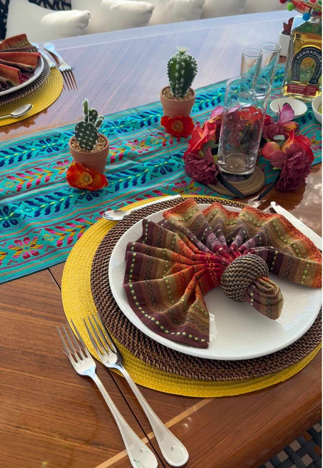 Mexican Fiesta this evening aboard the yacht of the coast of St Simons Island in Georgia. The menu is: Tostadas w Pulled Chicken, Riveye Fajitas & Mexican 🇲🇽 Crème Brûlée 🍮 with Bananas 🍌 and Cinnamon - Thanks @RAK Porcelain USA 🇺🇸 for the amazing plates!!!  #makesureitsrak #thechefsview #chefpaulallen #yachtchefpaulallen 