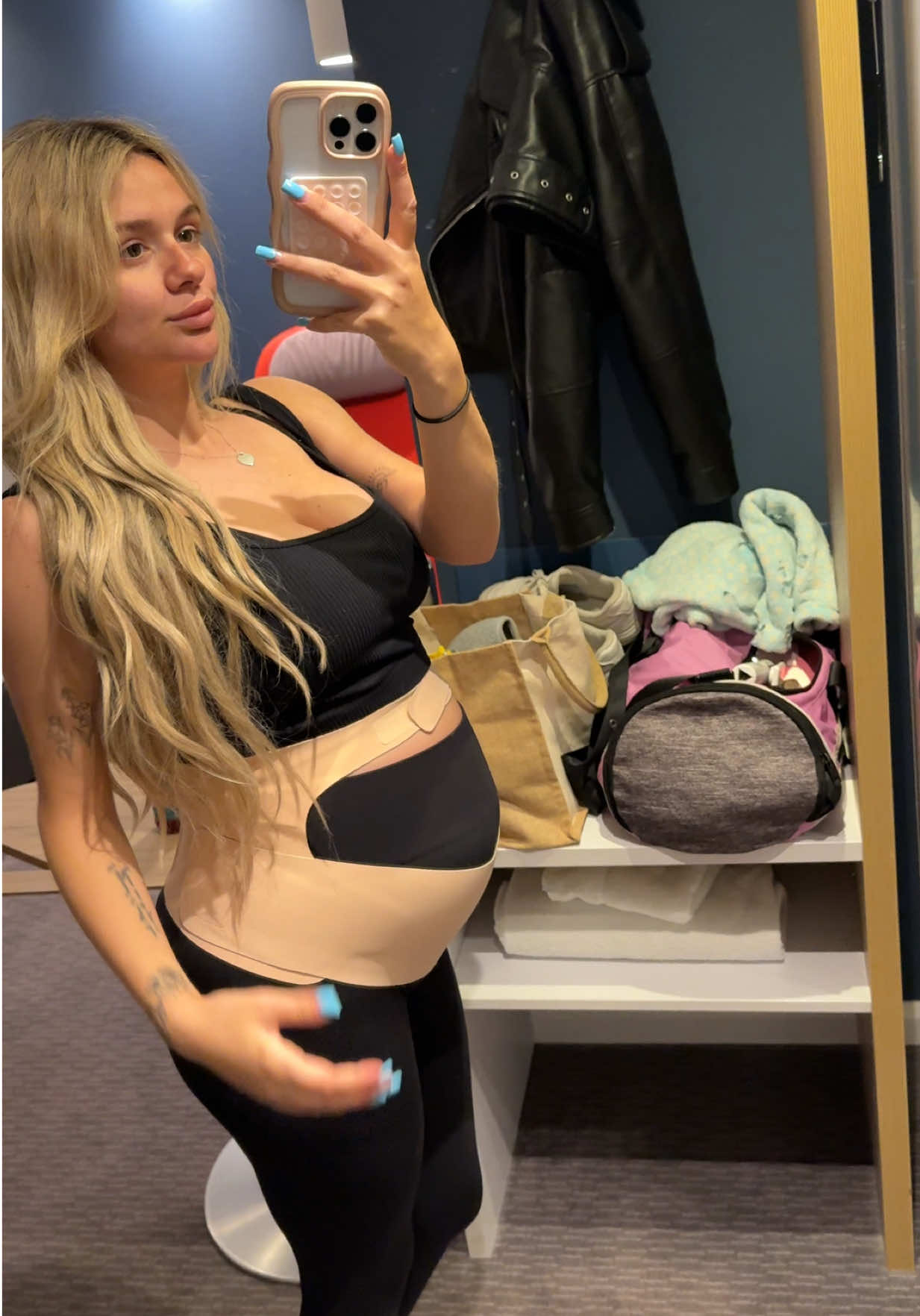 Third trimessie gals if you don’t know get to know! #pregnancy #pregnancybelt #momcozy #thirdtrimester 
