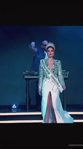 Para los jueces de Sthephany que se les olvidó los concursos de antes, si bajo las escaleras así con vestido me la imagino en traje de baño🥰😍😍 Totalmente confiada en que ella lo está haciendo genial❤️#paratiiiiiiiiiiiiiiiiiiiiiiiiiiiiiii #missvenezuela #stephanyabasali #mises #missuniverso 
