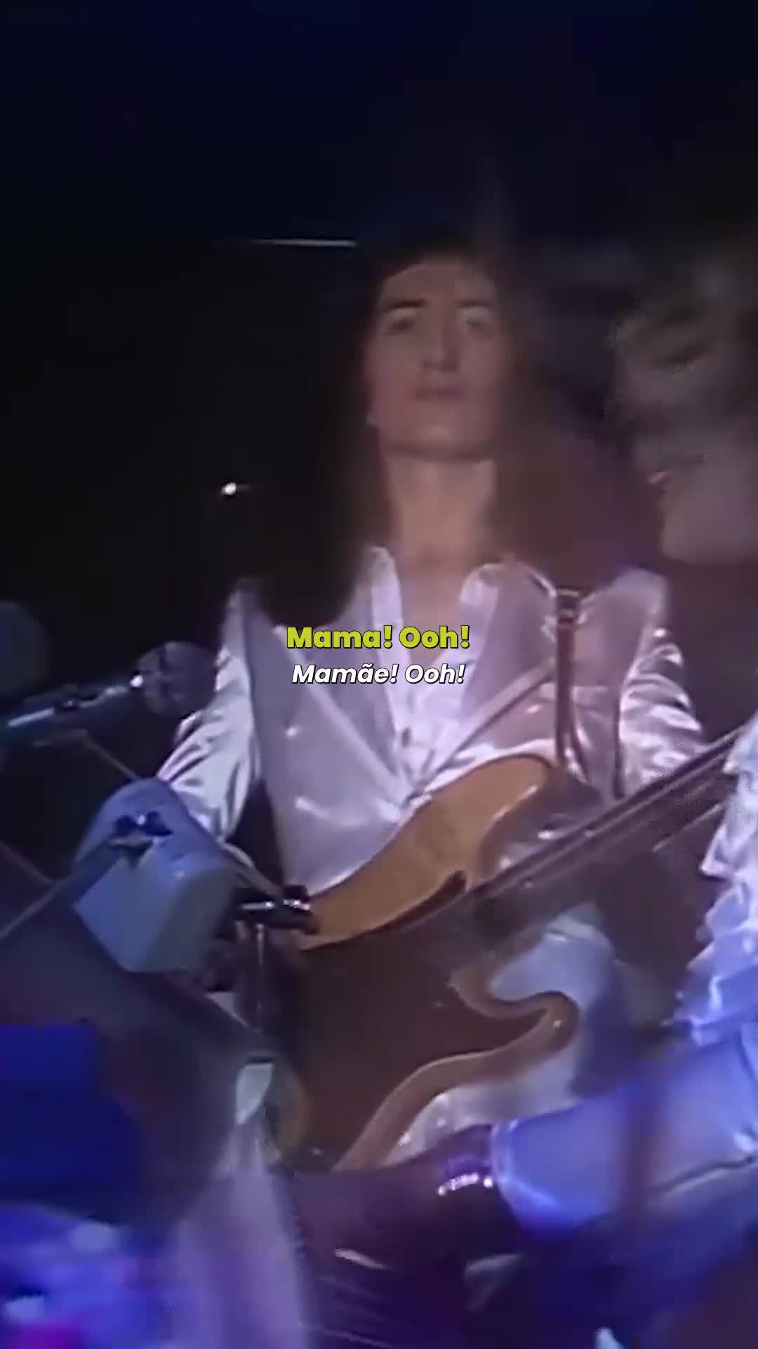 Desde que vi o flashmob de Bohemian Rhapsody não consegui mais parar de pensar nessa música 🤧 #bohemianrhapsody #queen #flashmob #lyricvideo