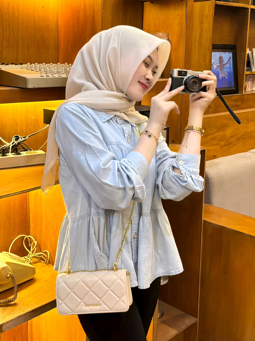 Inspirasi outfit hangout 🤩 spill outfit disini 👇  • atasan l!nk no. 616C • pants l!nk no. 88A • tas l!nk no. 817C • jilbab l!nk no. 440C Cara co 🛒 Klik link di bio profil aku terus ketik no link nya aja di kolom pencarian  #outfitideas #outfithijab #ootdstyle 