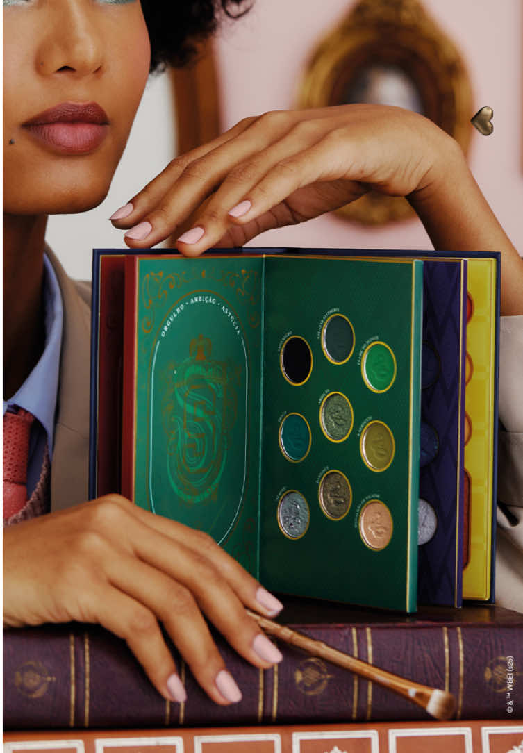 diga sua cor favorita que nosso chapéu seletor lhe dirá sua casa 🧙‍♀️🔮 a paleta de cores bem-vindo à Hogwarts tem diversos tons para você se jogar nas combinações e criar makes extraordináaaarias. #AEscolhidaVoltou #QDBHarryPotter #HarryPotter
