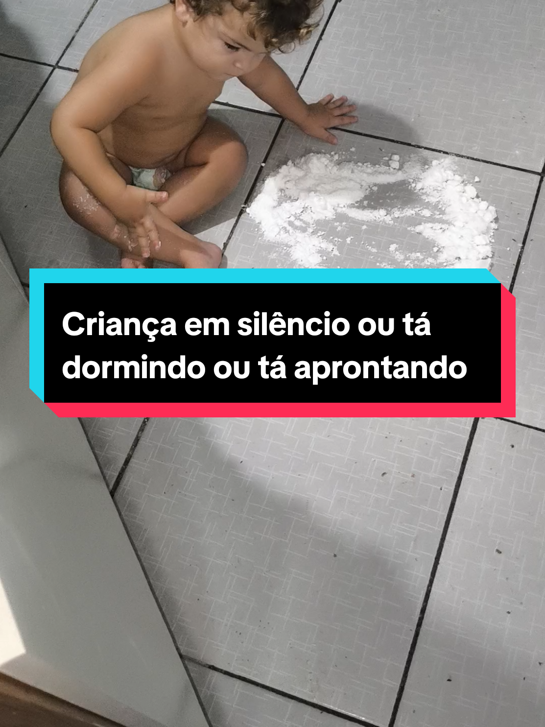 A regra é clara: se tiver criança em silêncio, tem criança aprontando. Socorro, Deus! 😅