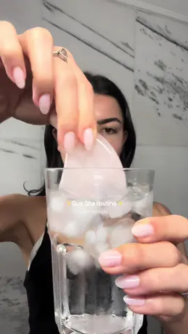 Parte 11 | Gua Sha realmente funciona e é perfeito pra reduzir o inchaço e melhorar o contorno do rosto 🏆✨  #guasha #guashatutorial #jawline #piel #skincare 