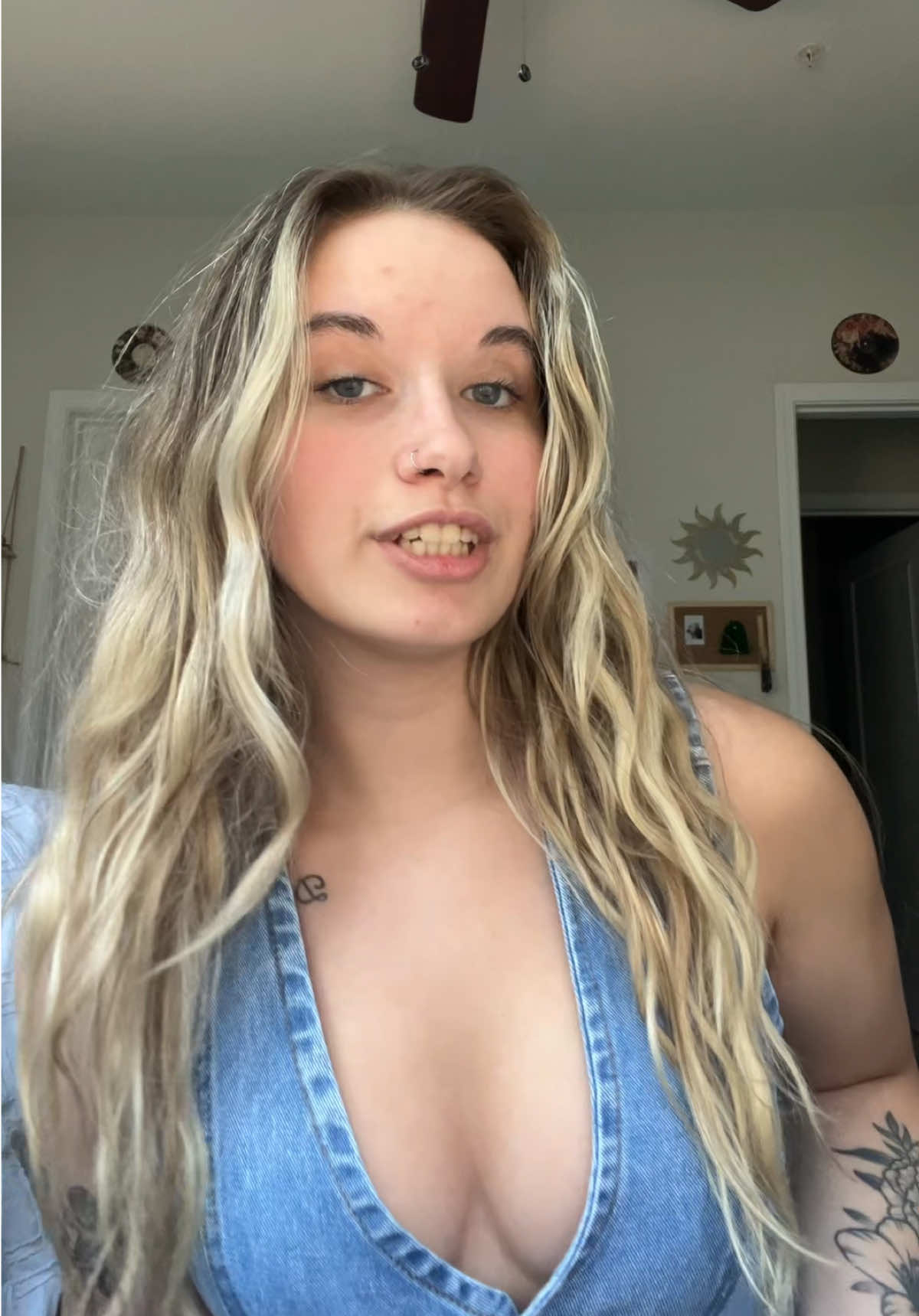 I thought I recognized her… #fyp #trending #goingout #fridaynight #denim 