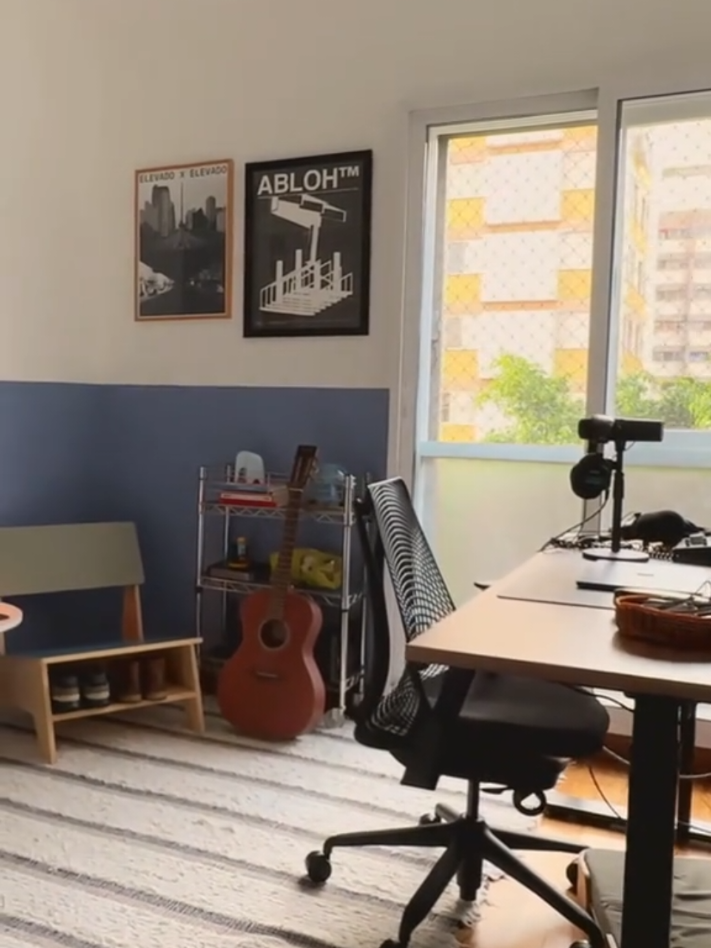 Meia parede azul, poltronas cheias de estilo e até janela anti ruído… tudo pra deixar o studio da @jeskagrecco perfeito pra gravar o podcast com o marido! 🎙💙Para ver vídeo completo link na Bio #tourpeloapartamento #decor #decoracao #inspiracao #arquitetura #personalidade #podcast