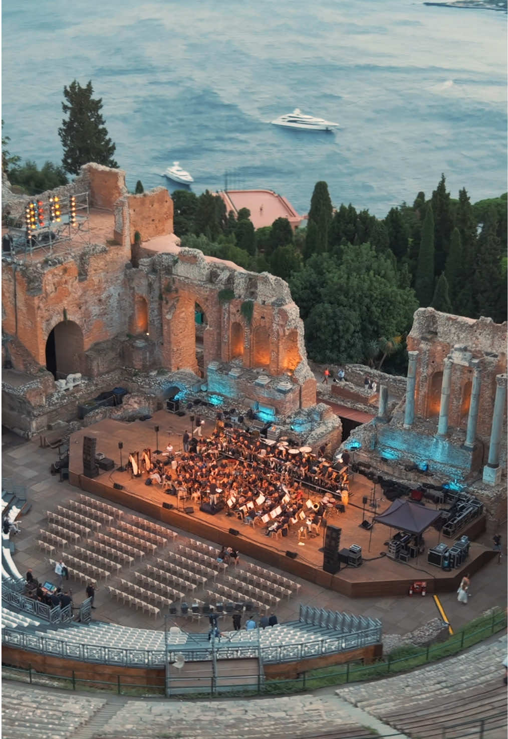 🎶✨ Emozioni senza tempo tra le note della Banda dell’Esercito nello scenario unico del Teatro Antico di Taormina 🎺🏛️ La musica che si intreccia con la storia, l’arte che abbraccia la bellezza della Sicilia 🌅🇮🇹 Un volo di note e immagini dall’alto grazie al drone, per vivere e rivivere un’atmosfera magica e indimenticabile. 💫 Un sentito grazie all’Amministrazione comunale di Taormina per l’organizzazione dell’evento e all’Ente Parco Archeologico di Naxos Taormina per la concessione del Teatro 🙏✨ #BandaDellEsercito #Taormina #TeatroAntico #Sicilia #pioandreaperi 